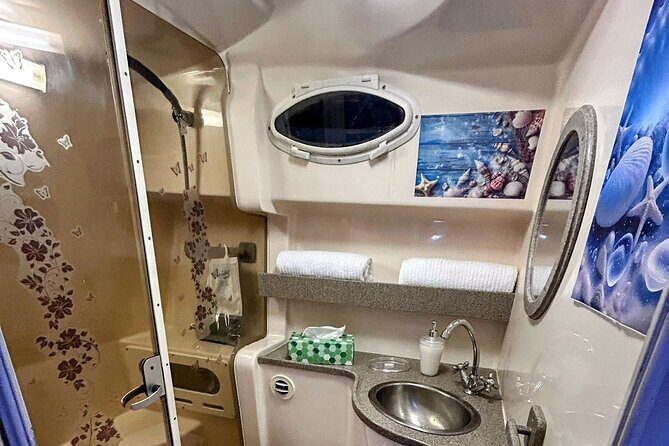 Private Yacht Rental 37 in Miami for 12 People - The Sum Up