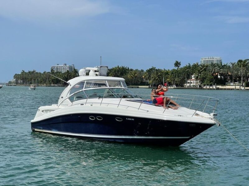 Private  Yacht Rentals  2h  Champagne gift - Key Points