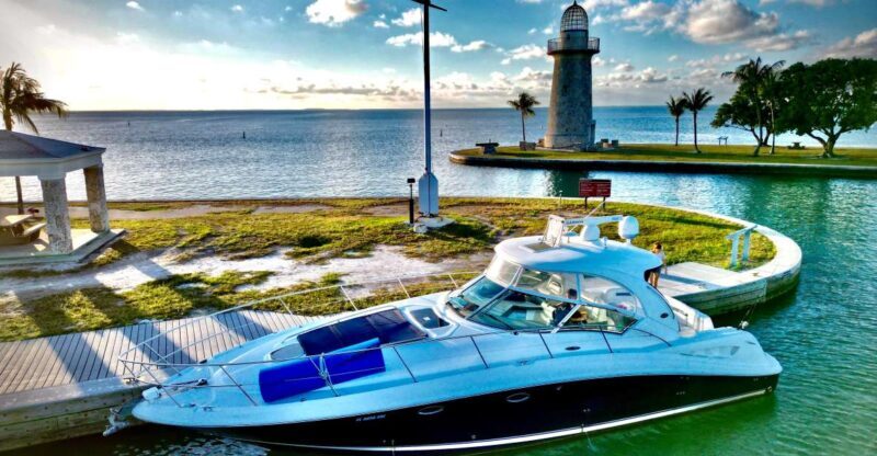 Private  Yacht Rentals  2h  Champagne gift - A Detailed Look at the Miami Yacht Experience