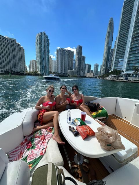 Private  Yacht Rentals  4h  Champagne gift - Key Points