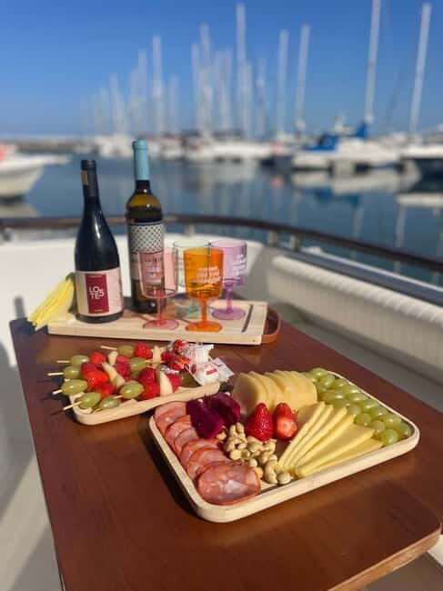 Private yacht tour with wines on board - Key Points