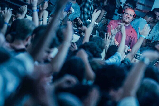 Pub Crawl Barcelona by EVOLVE The BEST night experience - The Guides: Why They Make a Difference