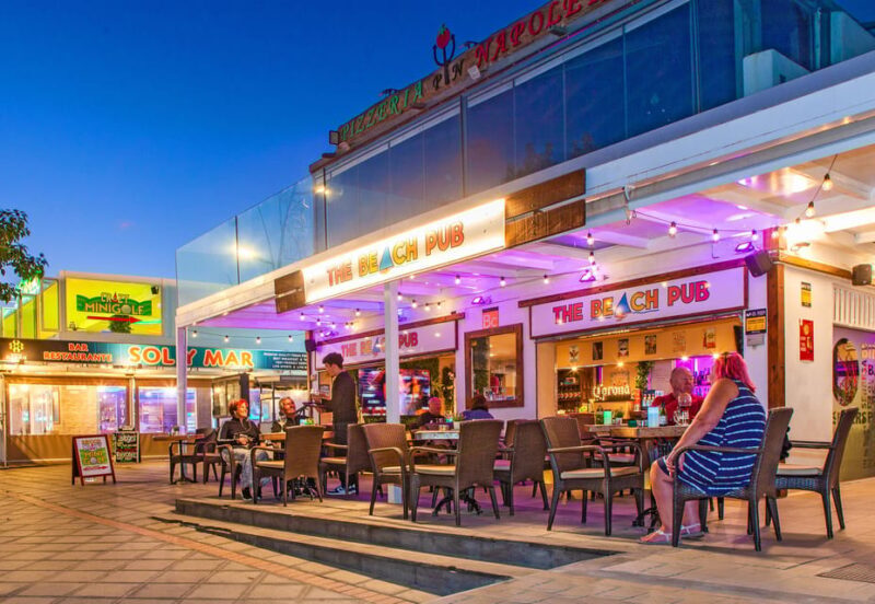 Puerto del Carmen: Indoor 18 hole Crazy Mini Golf Experience - The Sum Up