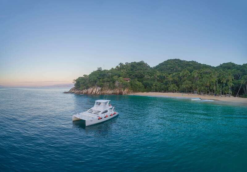 Puerto Vallarta: Luxury Yacht Tour with Lunch and Open Bar - Key Points