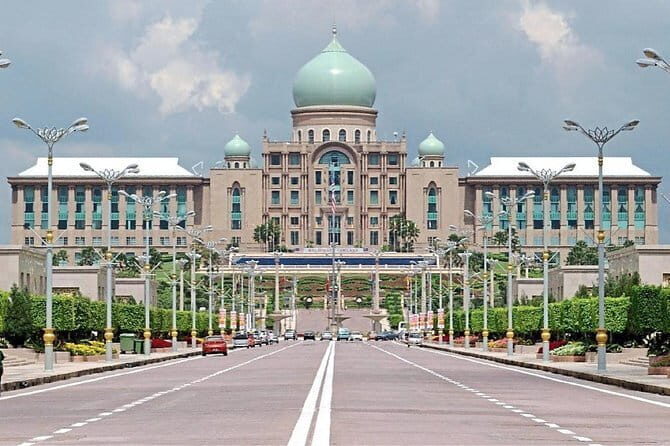 Putrajaya City & Batu Caves Tour with Professional Tour Guide - Exploring the Itinerary in Detail