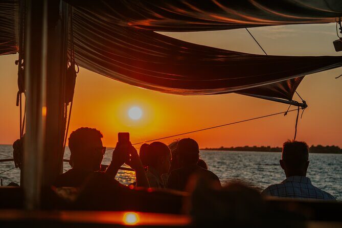 Queen Bee Sunset Cruise with Swim Stops and Dinner - What to Expect on the Queen Bee Sunset Cruise