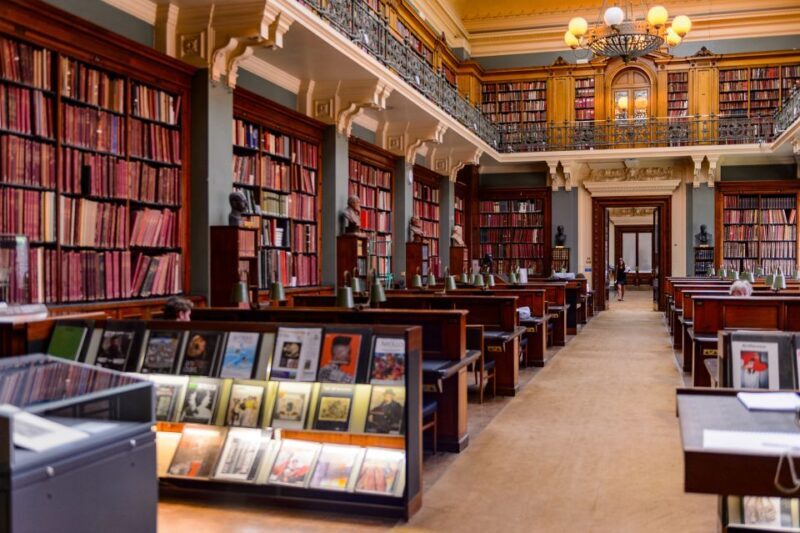 Queen Elizabeth II and Royal Secrets Private Tour - Inside Westminster Abbey (3-hour Tour)