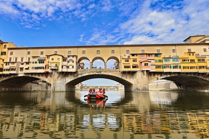 Rafting on the Arno River in Florence under the Arches of Pontevecchio - Rafting on the Arno River in Florence under the Arches of Pontevecchio