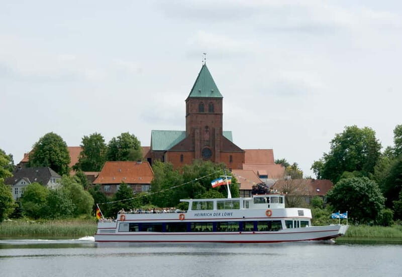 Ratzeburg Lake: 2-hour historical boat tour with entertainment - The Sights and What They Mean for You