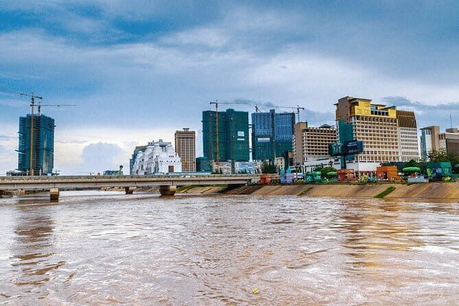 Real of Phnom Penh Foods Adventure - Starting Point: The Statue of Sihanouk and the Heart of the City