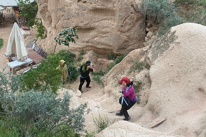 Red & Rose Valley Sunset Hiking Tour with a Trekking Dog "Oscar" - FAQ