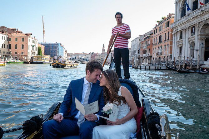 Renew your wedding vows on a romantic gondola - A detailed look at the experience