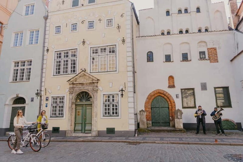 Riga: Architecture and Districts Bicycle Sightseeing Tour - Key Points