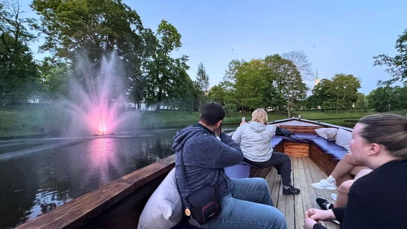 Riga: Evening or Sunset Boat Tour with Welcome Drink - Key Points