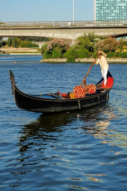 Roma: The one and only Roma Gondola tours on the lake! - Key Points