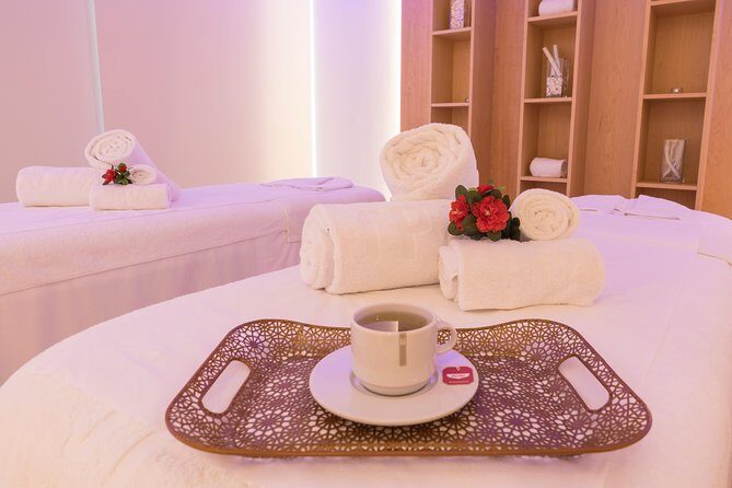 Romantic couple massage + SPA entry and private jacuzzi with cava - Key Points