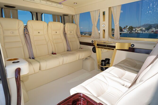 Romantic Deluxe Lunch or Dinner in Oia with VIP Private Transportation - An In-Depth Look at the Experience