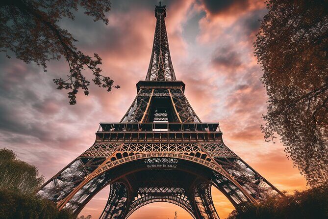 Romantic Eiffel Tower Couple Photoshoot - Key Points