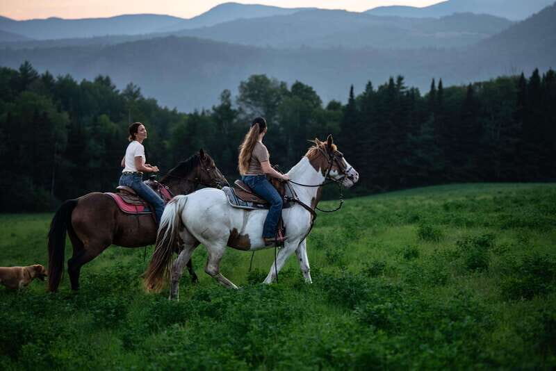 Romantic horseback riding at sunset : La Crépuscule - The Sum Up