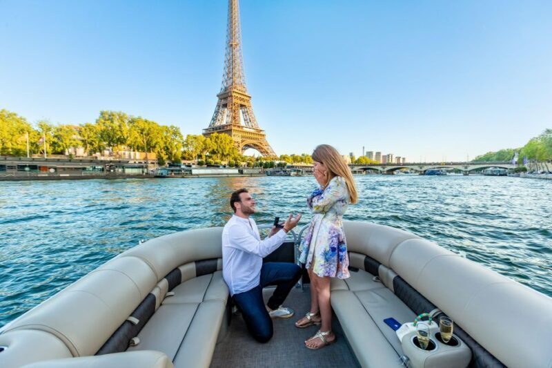 Romantic photo shooting on a private boat in Paris - Key Points
