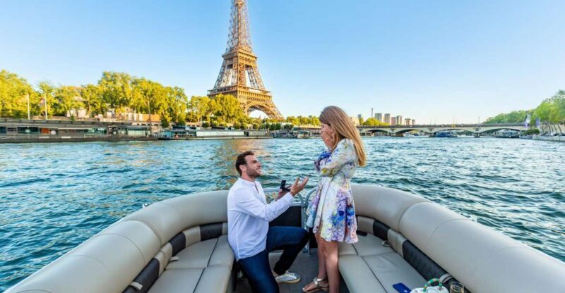 Romantic photo shooting on a private boat in Paris - An In-Depth Look at the Romantic Private Boat Tour