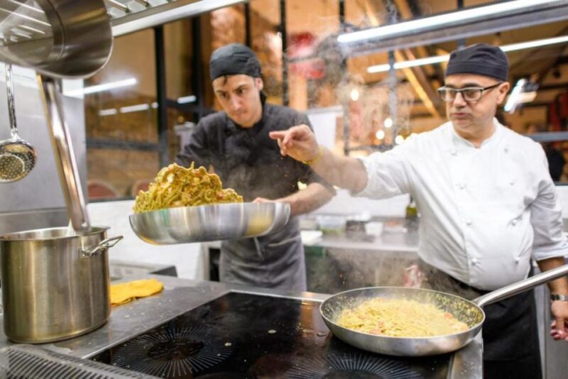 Rome: Authentic Roman Restaurant Dining Experience & Wine - The Atmosphere and Service