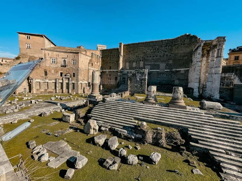 Rome: Historic Centre and Pantheon Guided Walking Tour - The Guide: Knowledge and Hospitality