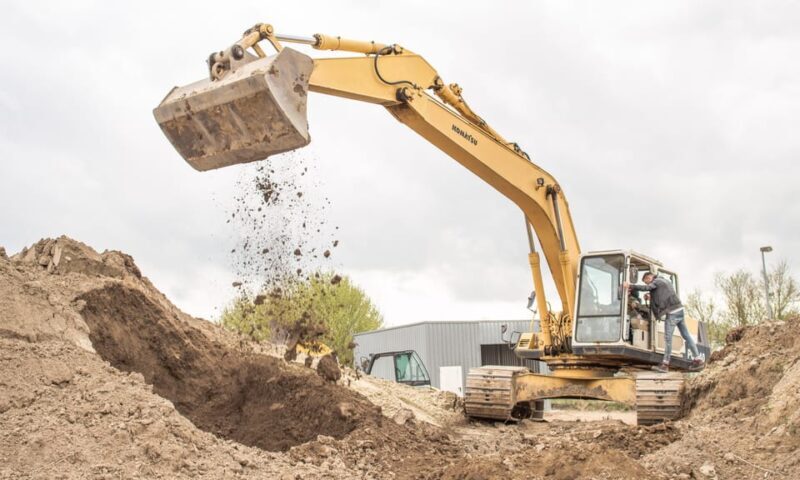 Rostock: 25t chain excavator digging at the Rostock excavator playground - Who Would Enjoy This?