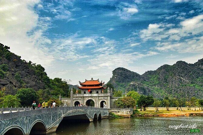 Roundtrip: HaNoi - NinhBinh - LanHa Bay on 5-Star Cruise 3days - Day 2: The Spectacle of Lan Ha Bay on a 5-Star Cruise