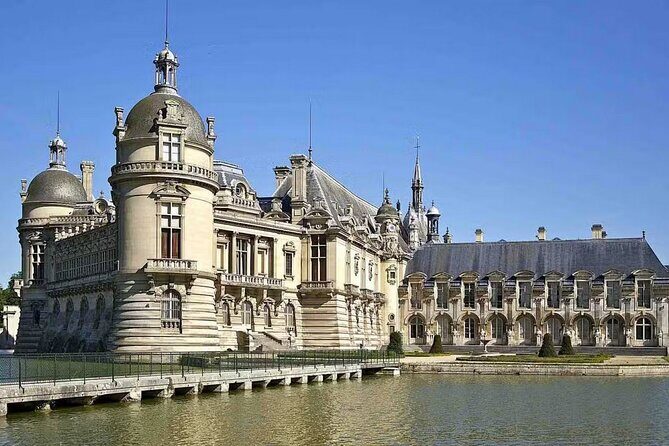 Royal getaway to the Domaine de Chantilly in Van Premium - Comfort and Convenience from Paris