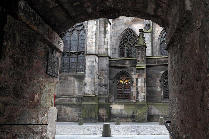 Royal Mile and Edinburgh Castle - Small Group Walking Tour - Authentic Insights from Reviewers