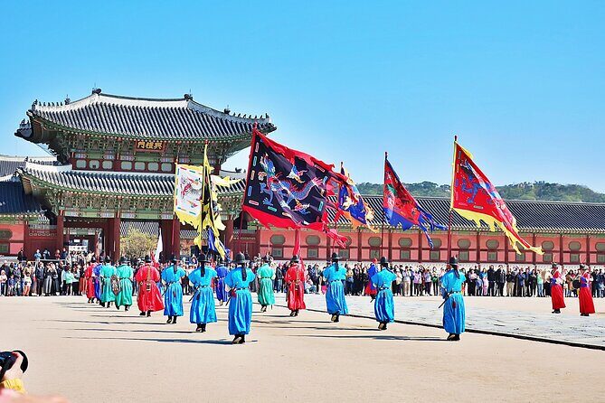 Royal Palace and Traditional Villages Wearing Hanbok Tour - Key Points