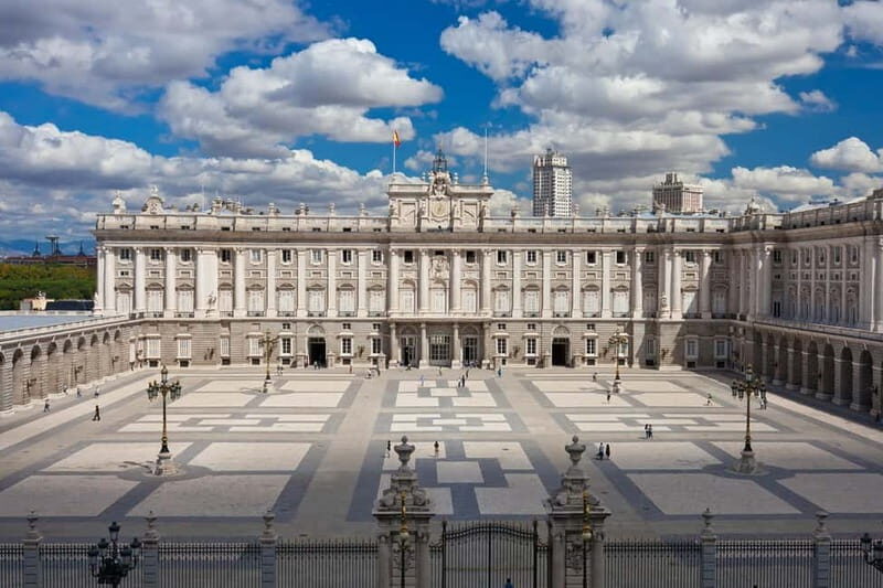 Royal Palace of Madrid: Private tour with entrance included - Gardens and Exterior Highlights