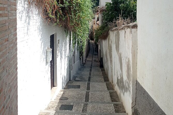 Royal Secrets of Granada: Self-Guided Dynasty Puzzle Quest - Deep Dive into the Experience