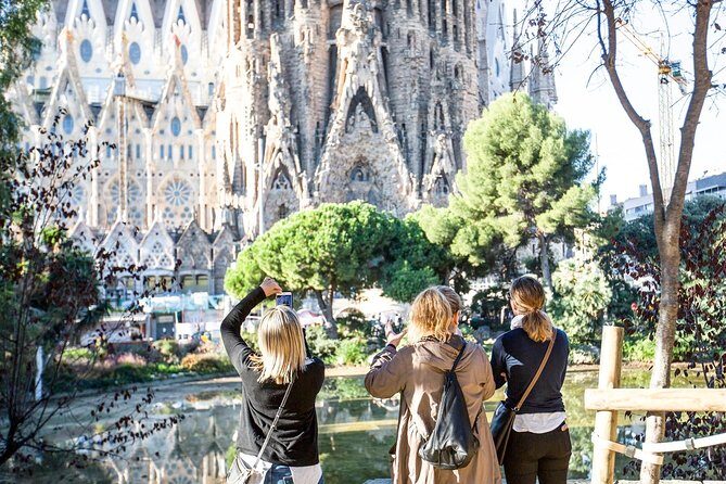 Sagrada Familia Fast Track Guided Tour with Towers Access - Key Considerations