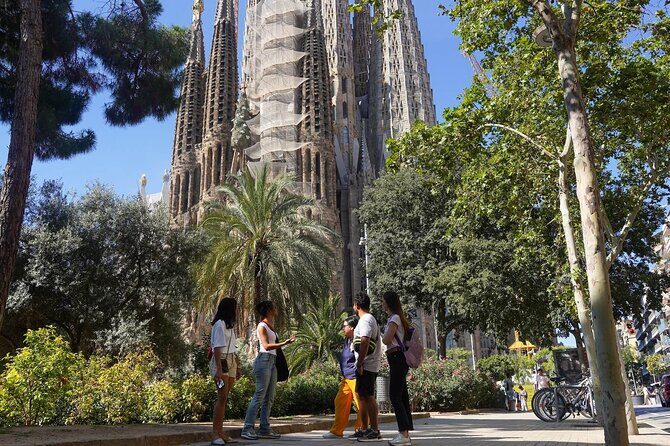 Sagrada Familia & Park Guell Guided Tour - Who Should Consider This Tour?