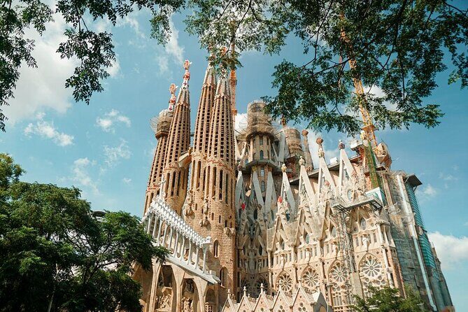 Sagrada Familia, Park Guell & Walking Private Tour with Tapas - A Detailed Look at the Sagrada Familia, Park Güell & Walking Private Tour with Tapas