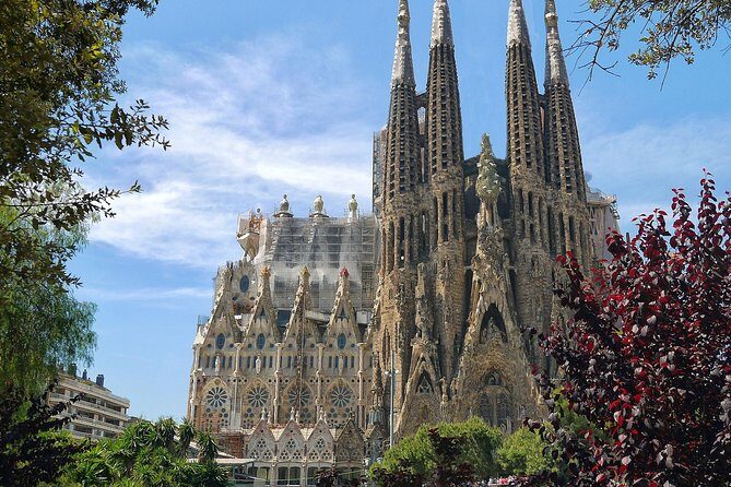 Sagrada Familia Small Group Tour with Skip the Line Ticket - Who Should Book This Tour?