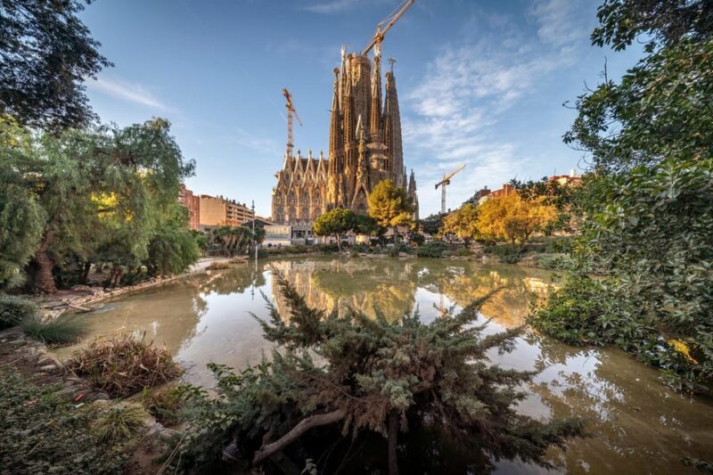 Sagrada Familia Tour with Express Entry and Local Guide - Key Points