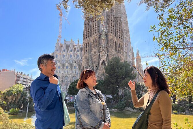 Sagrada Familia Tour with Express Entry and Local Guide - Inside the Basilica: A Visual and Spiritual Marvel