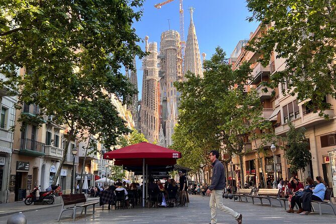 Sagrada Familia Tour with Express Entry and Local Guide - Authentic Experiences and Highlights