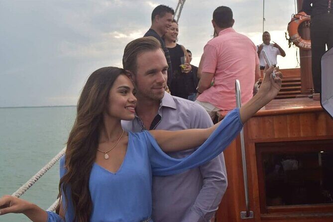 Sailing & Romantic Dinner: Cancún Lagoon Wonderful Date" - FAQ