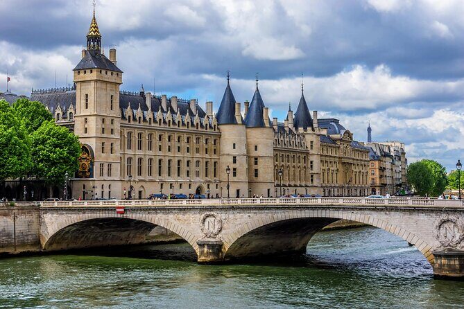 Sainte Chapelle and Conciergerie 1.5-Hour Private Guided Tour - The Historic Depth of the Conciergerie