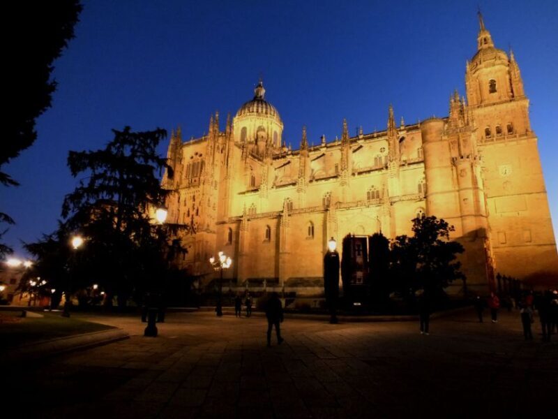 Salamanca: Local Legends Evening Walking Tour in Spanish - Key Points
