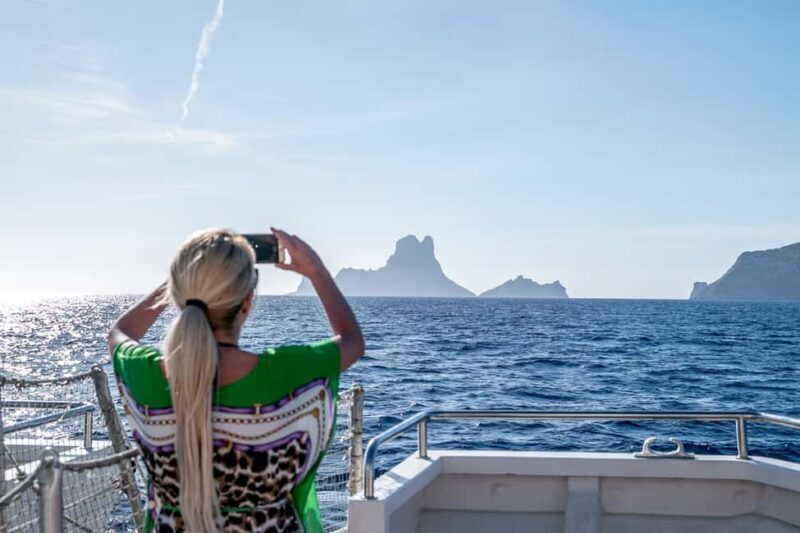 San Antonio: Boat tour to Es Vedrá with drinks and snacks - FAQs