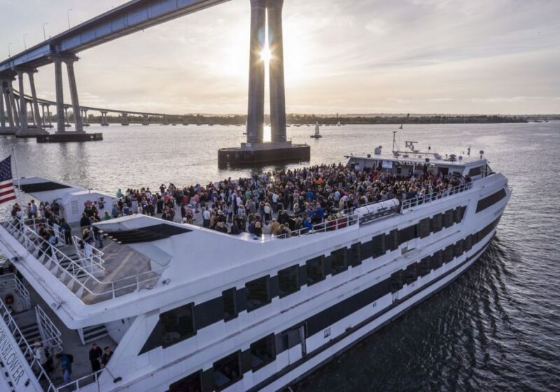 San Diego: Christmas Day Buffet Brunch or Dinner Cruise - Food and Beverage Offerings