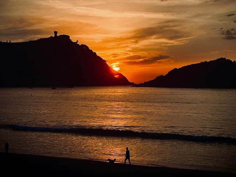 San Sebastián: Sunset from the catamaran in La Concha Bay - The Experience and Itinerary