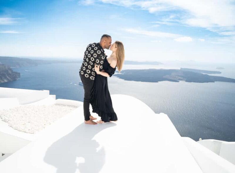 Santorini Couple Photoshooting - A Detailed Look at the Santorini Couple Photoshooting Experience