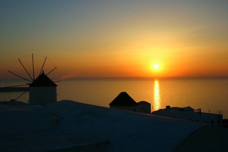 Santorini: Oia Cultural Highlights Sunset Walking Tour - Exploring Oia at Sunset: What to Expect