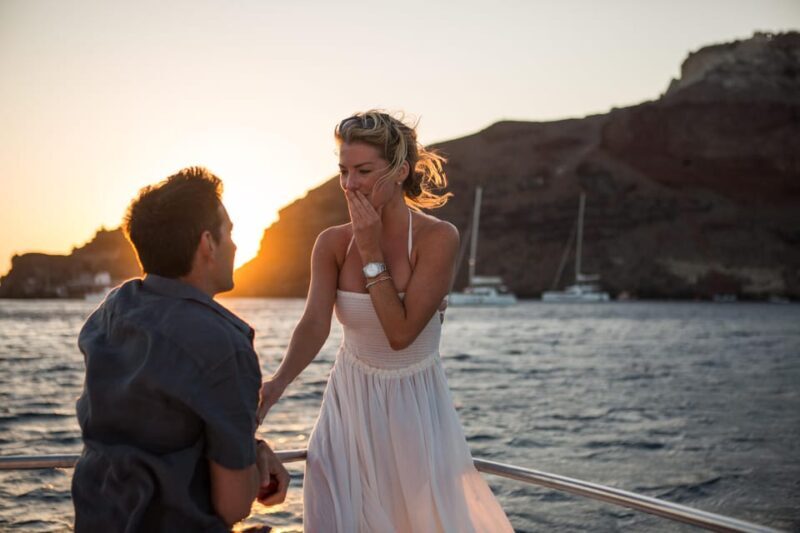 Santorini Proposal: A Luxury Photoshoot for Your Yes! Moment - The Value of the Experience